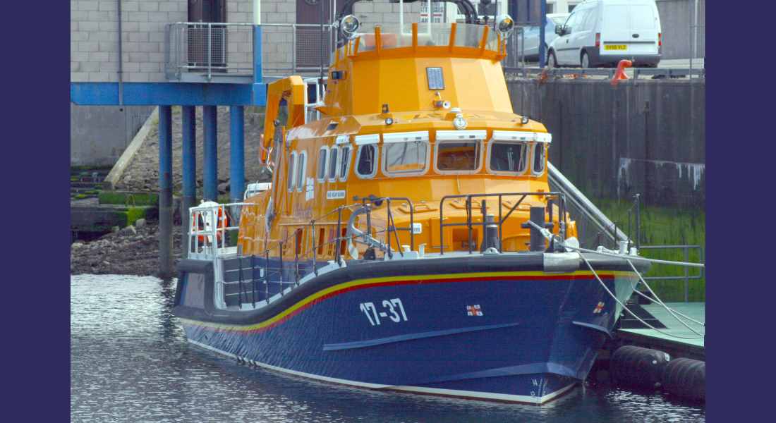 Buckie Lifeboat was rushed to Lossiemouth when three became trapped by incoming tide.